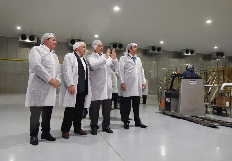 Prefeito de Perdizes Vinícius Barreto e o Diretor Presidente da Bem Brasil João Emílio Rocheto recebem o governador de Minas Fernando Pimentel para visita a Bem Brasil Alimentos.